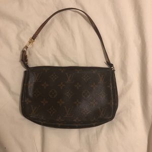 Pochette authentic Louis Vuitton bag